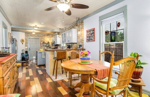 Old East Hill House | Downtown, King,1-3 adults, EZ to beaches, parking