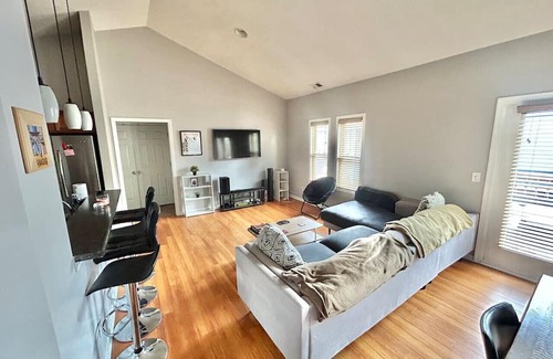 Kennedy King House | Downtown~King Bed~Parking~Balcony~Restaurants~Bars