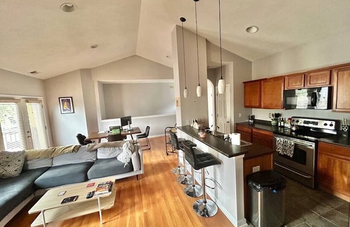 Kennedy King House | Downtown~King Bed~Parking~Balcony~Restaurants~Bars