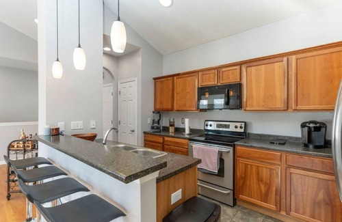 Kennedy King House | Downtown~King Bed~Parking~Balcony~Restaurants~Bars