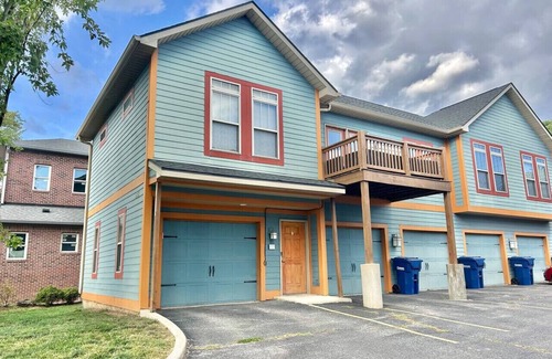 Kennedy King House | Downtown~King Bed~Parking~Balcony~Restaurants~Bars