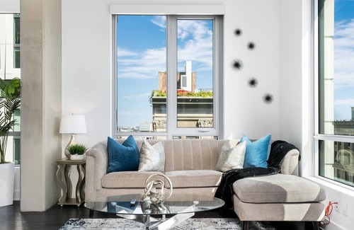 Los Angeles Apartment | Downtown LA Jr. Penthouse Spacious Skyrise Unit- Pool/Jacuzzi access