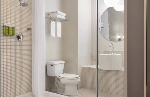 Financial District Hotel | Downtown LA Retreat w/Lounge & Walkability to Attractions