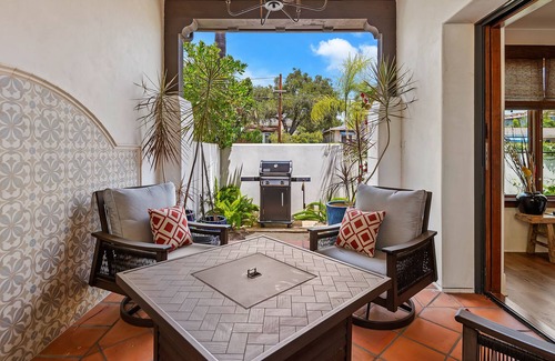 Oak Park House | Downtown Life, close to shops, restaurants,& fun.