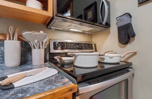 Eureka Springs Historic District Apartment | Downtown Loft: Parking, Balcony, Records, Sleeps 6