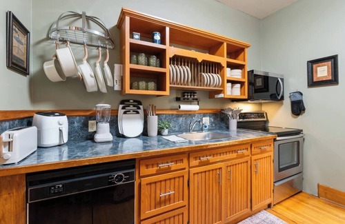 Eureka Springs Historic District Apartment | Downtown Loft: Parking, Balcony, Records, Sleeps 6