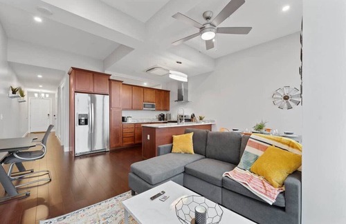 Downtown Pittsburgh House | Downtown Loft | Skyline Views | Free Parking | Gym