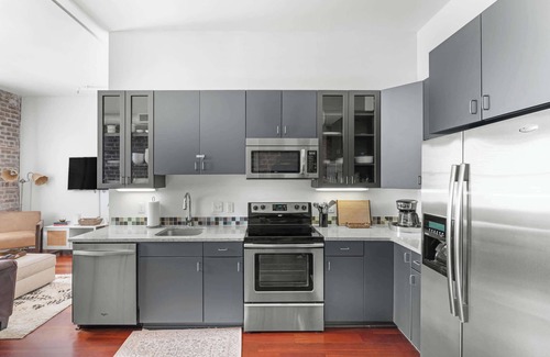 Historic District - North Apartment | Downtown Loft- Steps away from Plant Riverside!