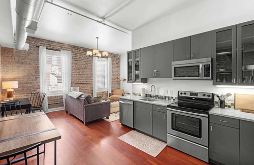 Historic District - North Apartment | Downtown Loft- Steps away from Plant Riverside!