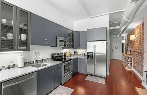 Historic District - North Apartment | Downtown Loft- Steps away from Plant Riverside!