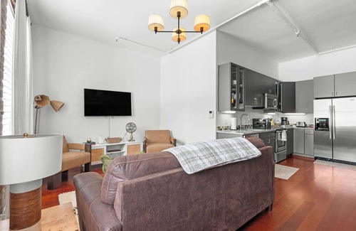 Historic District - North Apartment | Downtown Loft- Steps away from Plant Riverside!