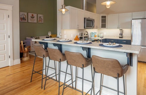 Central Business District Apartment | Downtown Luxury Loft ,13-Ft Ceilings, Walkable