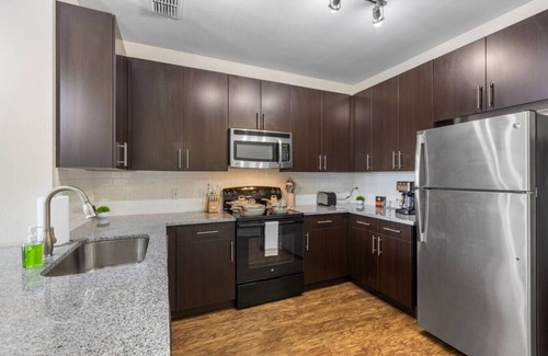 Courier City - Oscawana Apartment | Downtown Luxury | Pool, Gym,FREE Parking and more!