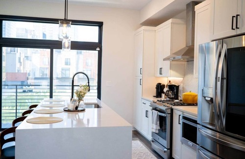 Downtown Cleveland House | Downtown Luxury Walk to stadiums Free parking