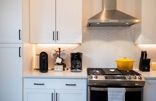 Downtown Cleveland House | Downtown Luxury Walk to stadiums Free parking