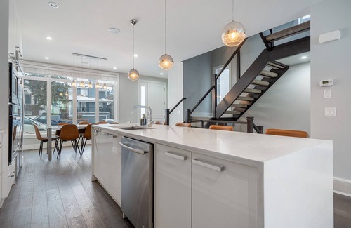 Southwest Calgary House | Downtown Luxury with Fast Wi-Fi & Amazing Kitchen!