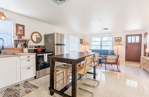 Alta Vista House | Downtown Mid-Century Bungalow