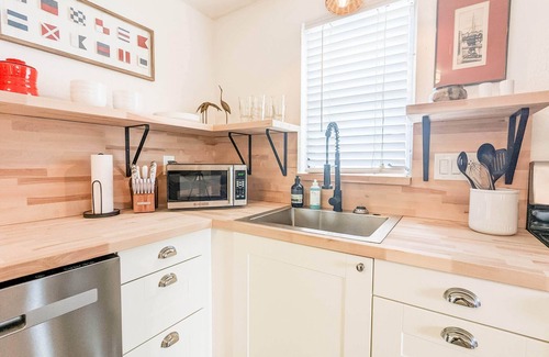 Alta Vista House | Downtown Mid-Century Bungalow