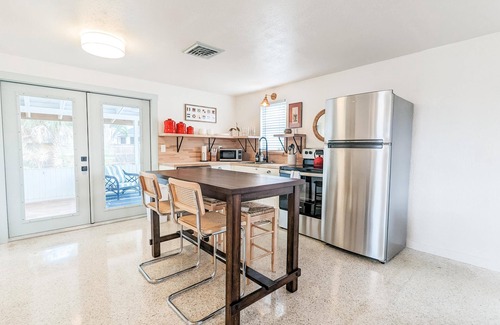 Alta Vista House | Downtown Mid-Century Bungalow