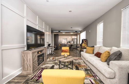 Downtown Indianapolis Apartment | DownTown Modern 2Bed/2Bath Oasis! Balconies & Views!