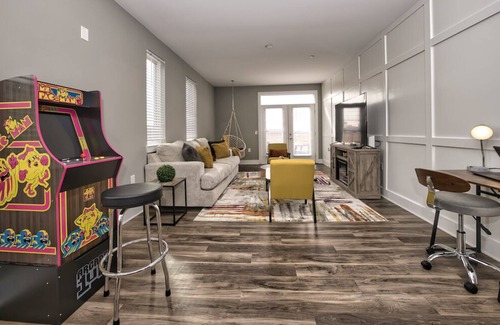 Downtown Indianapolis Apartment | DownTown Modern 2Bed/2Bath Oasis! Balconies & Views!