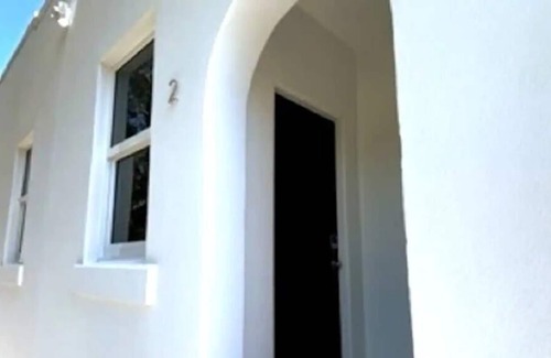Gillespie Park House | Downtown! Modern, fresh, pet welcome, workspace!