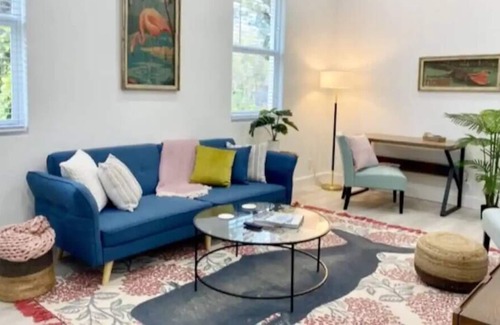 Gillespie Park House | Downtown! Modern, fresh, pet welcome, workspace!