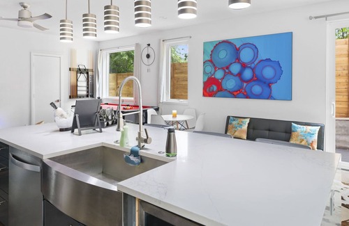 Blackshear-Prospect Hill House | Downtown Modern Home Surrounded in Lush Greenery