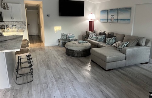 Lake Park House | Downtown NaplesLake Park,1 mile to the beach,backyard pool,hot tub,fire pit.