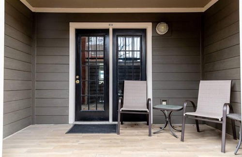 Rutledge Hill Apartment | Downtown Nashville Condo - Walk to Broadway Bars + Free Parking!