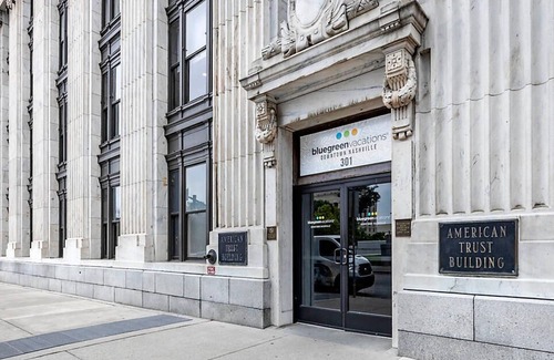 Downtown Nashville Resort | Downtown Nashville located in Printer's Alley with King Bed!