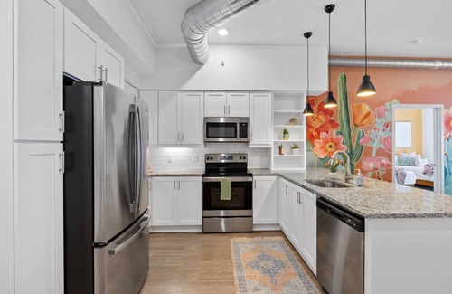 Sobro Apartment | Downtown Nashville - Rooftop POOL - 10 min Walk to Broadway!