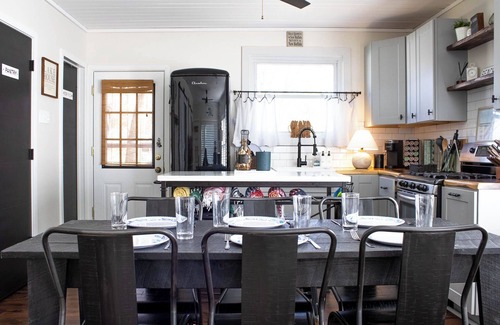 New Buffalo House | Downtown NB Cottage, Backyard, Fire Pit, walkable
