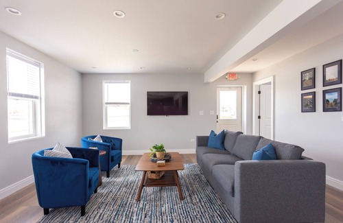 New Buffalo Condo | Downtown New Buffalo Suite 2B , Walk to Beach, King Beds