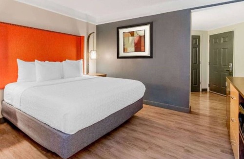 Central Business District Hotel | Downtown New Orleans Getaway w/Outdoor Pool | Minutes to French Quarter
