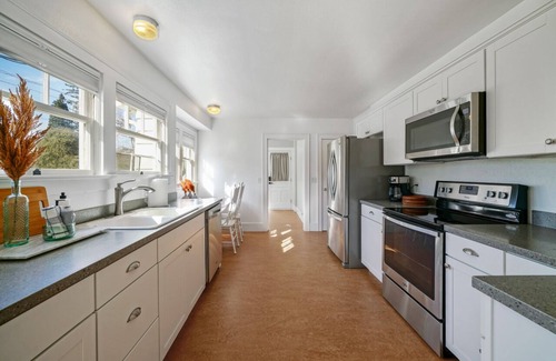 Central Area House | Downtown Next to Bush Park - Salem's Premier Location