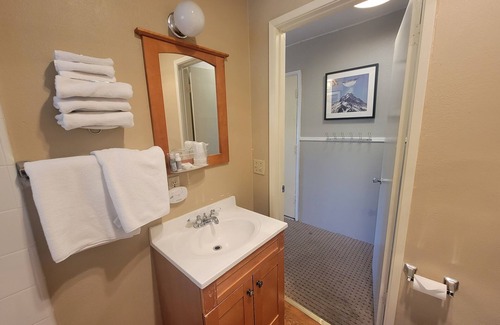 Mammoth Lakes Bed & Breakfast | Downtown-NO CLEANING FEE+Hot Breakfast