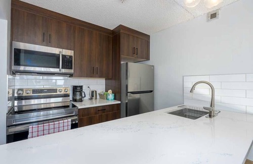 East Village Apartment | Downtown oasis right with Calgary Tower views. Close to attractions and Ctrain.