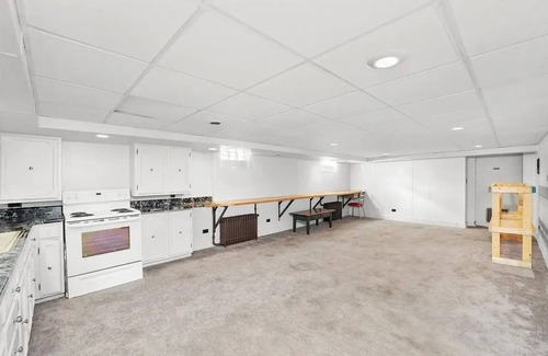 Ottawa House | Downtown Ottawa Retreat: Sleeps 15, Heated Indoor Pool, Hot Tub, Sauna, 5BR/4BA