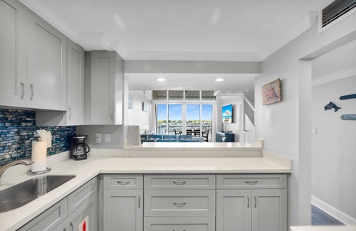 Meadows Condo | Downtown Penthouse Waterviews Pool, Dock, Parking