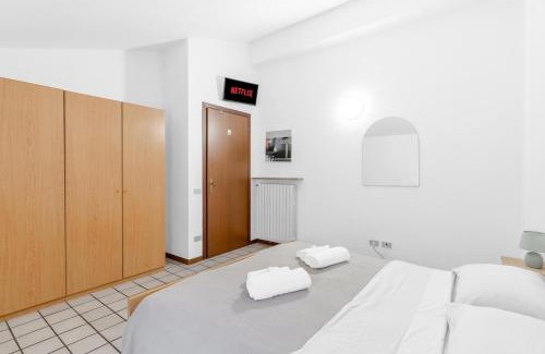 Peschiera del Garda City Centre Apartment | Downtown Peschiera, Easy Home with Wi-Fi and parking