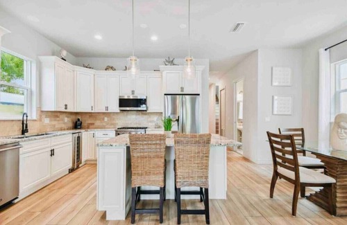 Gillespie Park Apartment | Downtown, Pets, 2-Car Garage, Beach & St. Armands