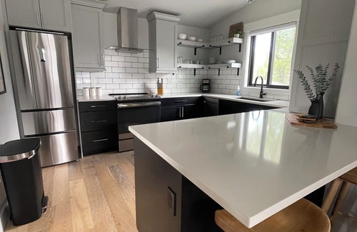 Central Colorado Springs Apartment | ->Downtown Pikes Retreat <- Hot tub/1BR/Getaway