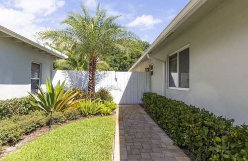 Delray Beach Apartment | Downtown Pool Home| Mins to Beach | Cabana service