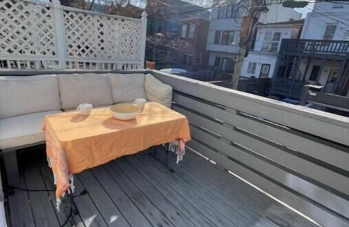 Bloomingdale House | Downtown rowhome 3 bed 2.5 bath