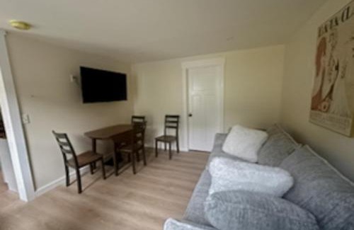 Rutland Apartment | Downtown Rut Vegas Pad