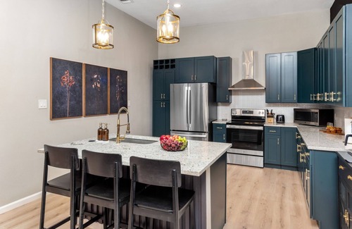 Eastside Promise Neighborhood House | Downtown SA Manor -Unique Stay w/Heated Pool, Hot Tub, Movie Room