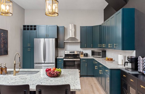 Eastside Promise Neighborhood House | Downtown SA Manor -Unique Stay w/Heated Pool, Hot Tub, Movie Room