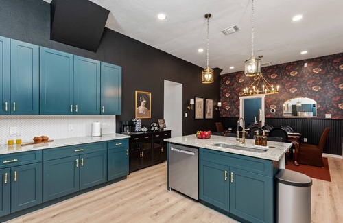 Eastside Promise Neighborhood House | Downtown SA Manor -Unique Stay w/Heated Pool, Hot Tub, Movie Room