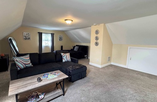Salem Apartment | Downtown Salem Retreat 2BD 3rd Floor